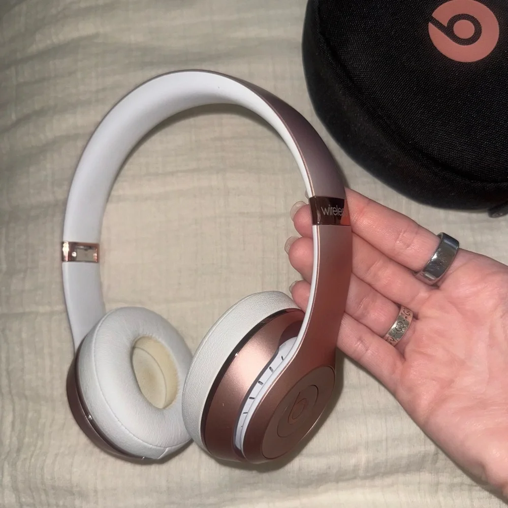 Beats Rose Gold Wireless Headphones with Case - Picture 2 of 4